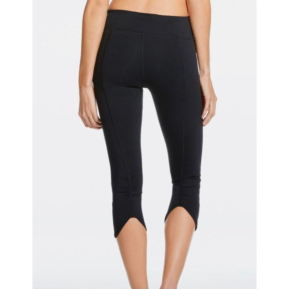 NEW Fabletics Kastos Capri Legging Black Small - Picture 4 of 9